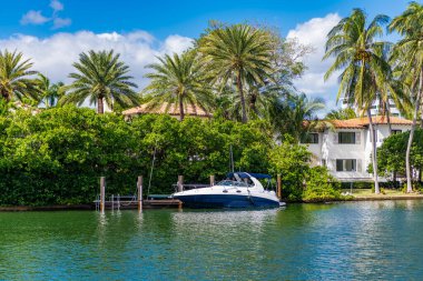 Yat yazın tatil binasına kenetlendi. Lüks liman evi. Otel mimarisi. Modern bina. Rıhtımda bir apartman dairesi. Evi olan bir liman..