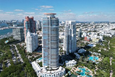 Havadan Miami gökdeleni. Miami 'nin güney sahili. South Beach 'in şehir manzarası. Florida Panoraması. Miami 'nin gökdelen mimarisi. Miami Güney Sahili hava manzarası. Lüks hayat..
