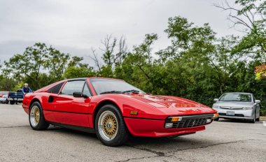 Chicago, Illinois - 29 Eylül 2024: 1980 Ferrari 308 GTSi. Kırmızı 1980 Ferrari 308 GTSi yolda