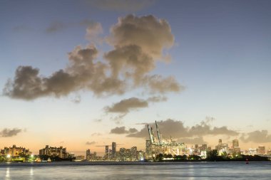 Havadan Miami gökdeleni. Miami plajı ve şehir manzarası. Lüks bir yaşam tarzı. Şehir peyzajı. Florida gün batımı manzarası. Miami 'nin gökdelen mimarisi. Miami Güney Sahili Gece manzarası.
