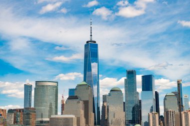 New York, Birleşik Devletler. Aşağı Manhattan silueti. New York, Manhattan 'ın ortasındaki New York şehrinin manzarası. NYC, ABD, Manhattan. New Jersey 'den New York. Manhattan şehir merkezi..