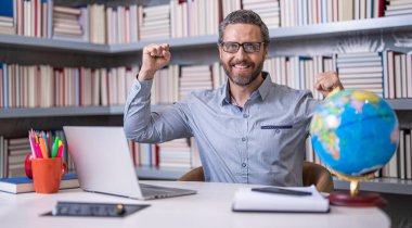 Online eğitim. Öğretmenler günü. Sınıfta üniversite öğretmeni. Online özel ders. Okulda çevrimiçi sınıf. Okul sınıfında eğitim. Öğretmenim sınıfta. Çevrimiçi eğitim platformu.
