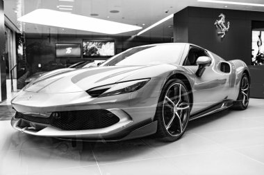 New York City, ABD - 09 Ağustos 2023: Ferrari 296 GTS 2022 sergi salonunda akort edilmiş spor araba, köşe manzarası.