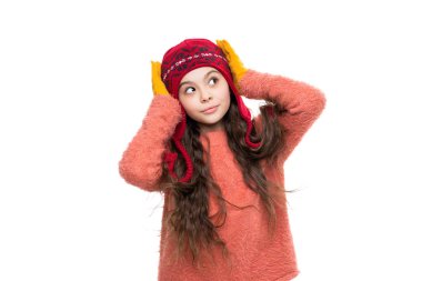 Beyaz şapkalı bir kız. Kış modası modası. Çocukluğun tadını çıkaran şapkalı genç bir kız. Şapkalı, modaya uygun kıyafetler giyen bir kız. Şık katmanlar..