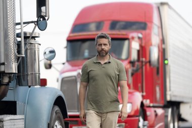 Kamyonetin önünde poz veren İspanyol bir adam. Yarı kamyon aracı. Kamyon şoförü. Milenyum kamyoncusu. Kamyonetin yanında bir adam var. Kamyon şoförü. Kamyon sahibi. Taşıma araçları.