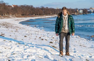 Dışarıdan giyinen adam, kopyalama uzayı. Açık havada şık giyinen bir adam. Tatillerde giysili bir adam. Dış giysili adam..