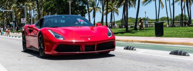 Miami Beach, Florida USA - 9 Haziran 2024: Ferrari 488 gtb örümcek Miami plajında kırmızı. Ferrari lüks bir İtalyan markasıdır. Ferrari 488 gtb kırmızı okyanus sürücüsü Miami plajı