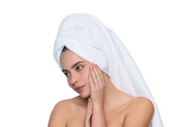 Güzellik kozmetik programı. Kaplıcada güzellik günü. Cilt kozmetolojisi. Cilt geliştirme ve sağlıklı cilt. Beyaz havluyla banyo üstüne kadın. Kozmetik ve kişisel bakım. Cilt güzelliği.