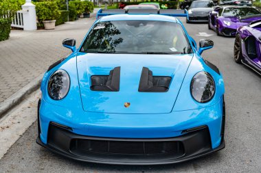 Miami Beach, Florida USA - 8 Haziran 2024: Porsche 911 GT3 Miami plajında. Mavi Porsche 911 GT3.