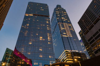 Şehir gecesi aydınlatılmış bina. Gökdelen şehir manzarası. Chicago 'nun gece şehri. İş şehri. Chicago gökdelen binasının gece manzarası. Chicago gökdelenin mimarisi. Alacakaranlık parıltısı.