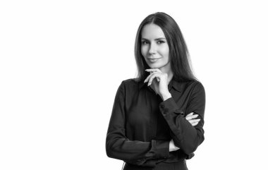 Beyazlar içinde başarılı bir iş kadını. İş kadınının profesyonel mesleği. İş kadını patronu güçlü bir liderdir. Başarılı bir iş yöneticisi. Kadın işverenin başarısı. liderlik.