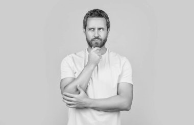 Düşünen adamın sarı tişört giydiği fotoğraf. Erkekler sarı tişört giyer. Adam arka planda sarı tişört giyiyor. Stüdyoda sarı tişört giyen adam..