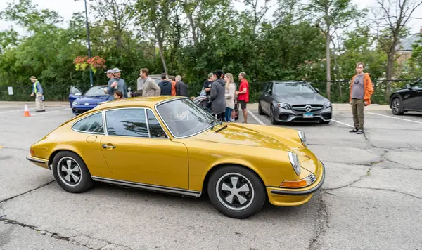 Chicago, Illinois - 29 Eylül 2024 1972 Porsche 911T Coupe yolda. altın metalik 1972 Porsche 911T Coupe.
