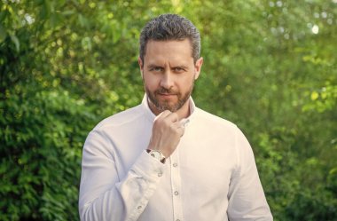 Beyaz gömlekli yakışıklı, profesyonel bir adam..