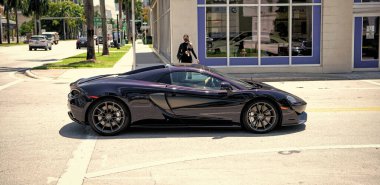 Miami Beach, Florida USA - 15 Nisan 2021: Mclaren özel 570GT MSO Black Collection, yan görüş.
