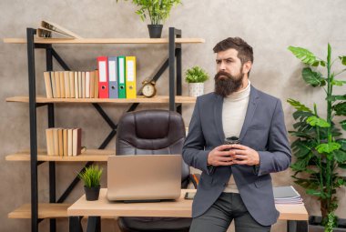 Derin düşüncelere. Ofiste düşünceli bir yönetici var. Kahve molası. Çay molası. İşten izin al, işi bırakma..