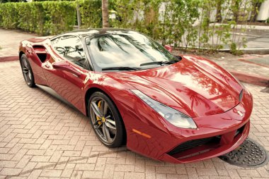Miami Beach, Florida USA - 18 Nisan 2021: kırmızı Ferrari 488 GTB otomobil, köşe manzaralı.