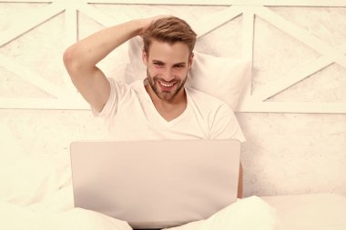 Evde çalışan serbest çalışan bir adam. Evden çalışıyorum. Serbest çalışan adam uzaktan kumandası çalışıyor. Serbest meslek işte. İnternetten al. Bilgisayardan alışveriş. Millennial Man online alışveriş yapıyor. Video çağrısı.