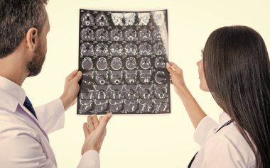 İki doktor Xray 'i klinik tanı koyuyor. Cerrah röntgen sonuçlarını kadınlara gösteriyor. Doktor nörolog. Doktor hastalık taraması yapıyor. Tıbbi teşhis. Teşhis ve tedavi.