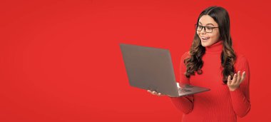 Okula dönelim. Bilgi ve çevrimiçi eğitim. Dizüstü bilgisayarda video dersi. Uzay afişini kopyala. Dizüstü bilgisayarı olan genç kız kırmızıda izole edilmiş. Genç kız çevrimiçi çalışıyor. Online eğitim. Uzaklık eğitimi.