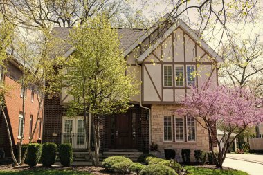 Banliyö ev mimarisi. Modern yazlık ev. Mimarlık konsepti. Mahalledeki bir mülk. Emlak ve emlak sigortası. mülkiyet ve mimarlık. konut. Banliyö evi.