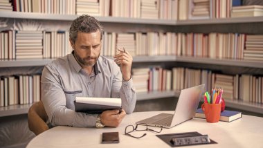 Öğretmenim sınıfta. Erkek öğretmen işyerinde ders çalışıyor. Üniversite sınavı öğretmenleri. Okul dersinde erkek öğretmen. Eğitimli insan bilgisi. Üniversite öğretmeni. Etkili öğretim.