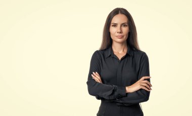 Kadın işverenin başarısı. Liderlik. Beyazlar içinde başarılı bir iş kadını. İş kadınının profesyonel mesleği. İş kadını patronu güçlü bir liderdir. Başarılı bir iş..