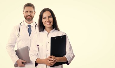 Sağlık sigortası. Sağlık ve ilaç. Tıp doktorunun elinde hasta bilgilerinin olduğu bir dosya var. Hastanedeki sağlık ve sağlık çalışanları beyazları izole etti. iki doktor dahiliyeci..