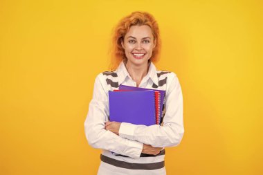 Eğitimli kadın bilgisi. Üniversite öğretmeni. Öğretmen sarıda izole edilmiş. Üniversitede kadın öğretmen eğitimi. Üniversite sınavı öğretmenleri. Okul dersindeki kadın öğretmen. Öğretmenler Günü.