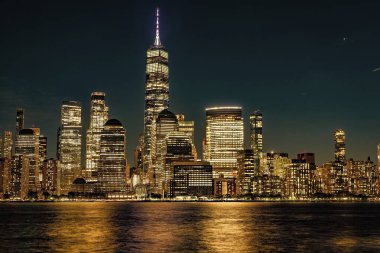 New York şehri. New York 'un gökdelen binası. New York Görkemli Şehir Mimarisi. Gece Manhattan ve Hudson nehri. Metropolitan şehri. Metropolis şehir manzarası. New York şehir merkezi. Manhattan geceleri gökyüzü.