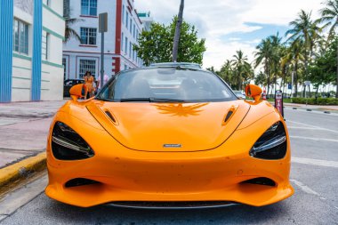 Miami Beach, Florida USA - 8 Haziran 2024: 2019 McLaren 720S Performans Miami Beach. Turuncu 2019 McLaren 720S Performans