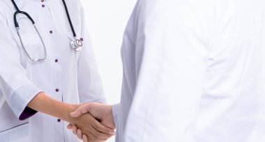 Terfi anlaşması. Doktor, hemşireyle tokalaşıyor. Sağlık sigortası anlaşması. Sağlık ve ilaç. Beyazların izole ettiği iki doktor arasındaki tıbbi anlaşma. Tebrikler..