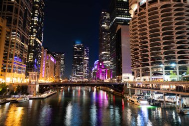 Gökdelen şehir manzarası. Chicago 'nun gece şehri. İş şehri. Chicago gökdelen binasının gece manzarası. Chicago gökdelenin mimarisi. Şehir gecesi aydınlatılmış bina. Lakefront parıltısı.