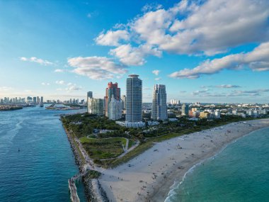 Deniz ya da okyanus sahilleri. Miami Güney Sahili hava manzarası. Miami marinası, Florida 'daki Skyline hava sahası. Miami 'nin güney sahili. Güney Sahili, ABD 'de liman manzarası. Skyline Panoraması.