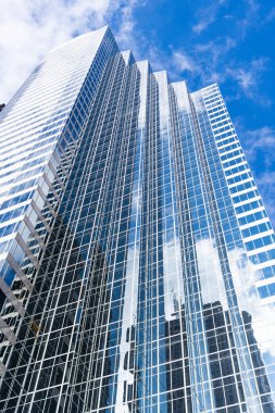 Perspektif şehir gökdeleni. İş gökdeleni binası. İş alanında mimari bir bina. Cam gökdelen. Şehir mimarisi. Modern ofis binasının mimarisi. Modern bölge.