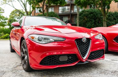Chicago, Illinois - 29 Eylül 2024: 2017 Alfa Romeo Giulia kırmızı renk. 2017 Alfa Romeo Giulia sokağa park etmiş. 2017 Alfa Romeo Giulia ünlü İtalyan spor arabasıdır.