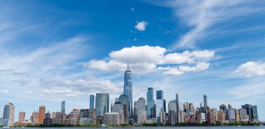 New York City 'nin ufuk çizgisi, ABD. NYC simgeleri. Günbatımında New York şehrinin gökdeleni ve gökdeleninin muhteşem manzarası. Manhattan 'ın güzel manzarası.