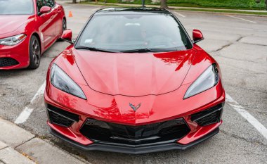 Chicago, Illinois - 29 Eylül 2024 Chevrolet Corvette Stingray kırmızı renk. Chevrolet Corvette Stingray sokağa park etmiş.