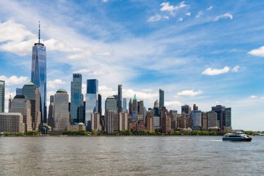 New Jersey 'den New York. Manhattan güzel silueti, New York, Birleşik Devletler. Manhattan 'ın ortasındaki New York şehrinin gökyüzü manzarası. ABD, New York, New York, Manhattan. New York gökdelenleri