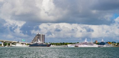 Lüks yat Miami limanına yanaştı. Miami Güney Sahili, Florida. Rıhtım manzaralı tekneler. Gemi ve yat teknesi olan Miami limanı. Marina manzarası. Yaz seyahati ve tatil. Tekne gezisi.