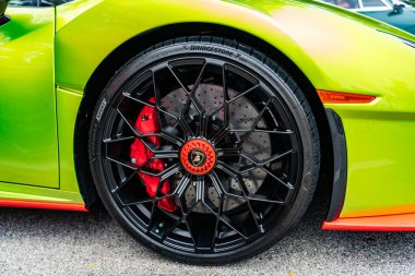 Chicago, Illinois - 29 Eylül 2024: 2021 Lamborghini Huracan STO. Metalik yeşil 2021 Lamborghini Huracan STO sokağa park etmiş. Lamborghini İtalyan lüks arabasıdır..