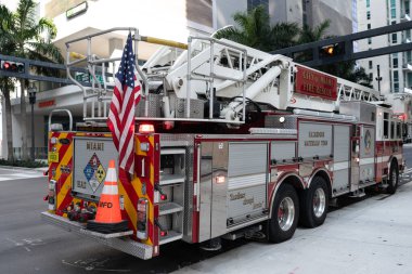 Miami, Florida, ABD - 01 Aralık 2024: İtfaiye aracı. Miami 'de itfaiye. Dışarıda büyük bir itfaiye aracı var. İtfaiye aracı, köşe manzaralı..