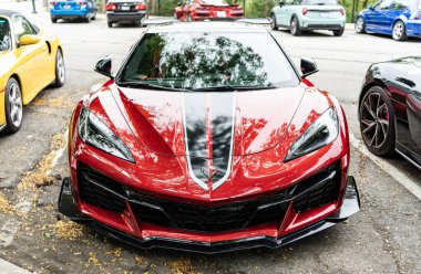 Chicago, Illinois - 29 Eylül 2024 Chevrolet Corvette Z06 LT siyah ve kırmızı. Chevrolet Corvette Z06 Yolda