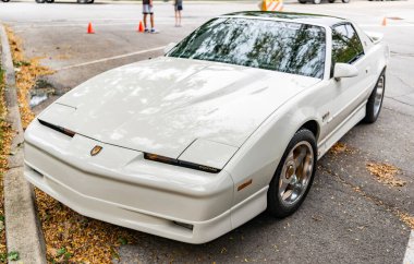 Chicago, Illinois - 29 Eylül 2024: 1992 Pontiac Firebird Trans Am GTA beyaz rengi. 1992 Pontiac Firebird Trans Am GTA Sokağa park etti