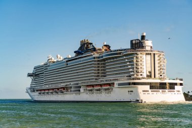 Tatilde denize açılan yolcu gemisinin görüntüsü. Gemi seyahati ve deniz seyahati. Kocaman bir yolcu gemisi. Gemi Miami sahil limanından ayrılıyor. Gemi seyahati.