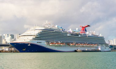 Miami, Florida, ABD - 03 Kasım 2024: lüks yolcu gemisi. Gemi Miami sahil limanından ayrılıyor. Karnaval ufku. Gemi seyahati. Yaz tatilinde gemi turu. Gemi seyahati ve deniz yolculuğu..
