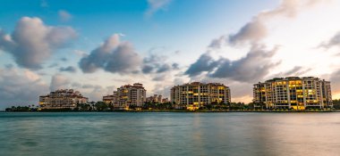 Seyahat güzergahı. Fisher Adası gece görüşü. Miami 'deki Fisher Adası' nın gece görüşü. Kıyıya yakın mimarisi olan Miami plajı. Miami konut binası, Florida. Panorama manzaralı. Balıkçı Adası.