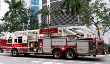 Miami, Florida, ABD - 01 Aralık 2024 Miami İtfaiye Aracı. Dışarıda büyük bir itfaiye aracı var. İtfaiye aracı, yan görüş.