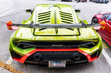 Chicago, Illinois - 29 Eylül 2024: 2021 Lamborghini Huracan STO. Metalik yeşil 2021 Lamborghini Huracan STO sokağa park etmiş. Lamborghini İtalyan lüks arabasıdır..