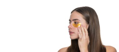 Göz altı nemlendirici bantlı cilt. Göz altı yamaları kullanan genç bir kadın, kopyalama alanı. Göz bantlı güzel bir kadın mükemmel bir cilde sahip. Kolajen hidrojel göz bantları. Cilt bakımını rutin olarak düşün.